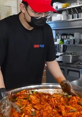 Korean army stew that sells 500 servings a day