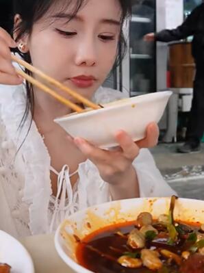 Xiaoyis Guide to Local Delicacies in Chengdus Streets and Alleys