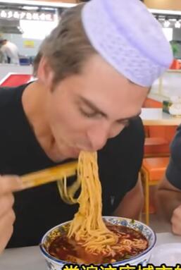 Taste the most chewy noodles in Lanzhou, China